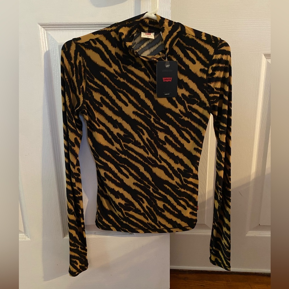 NWT Women’s Levi’s slim fit silky top. (Xs)